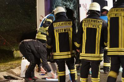 Rottweil: Toedlicher Verkehrsunfall LKW stuerzt auf die Seite 1 Person Toedlich verunglueckt 1 Hund Schwer Verletzt 